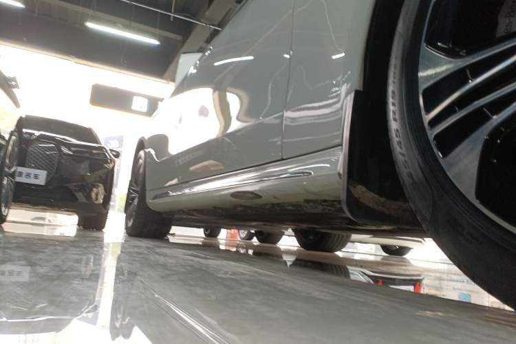 Used Mercedes-Benz E-Class New Energy 2024 E 350 e L Plug-in Hybrid Sports Sedan Right Side Sill