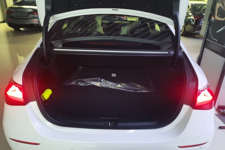 Used Mercedes-Benz E-Class New Energy 2024 E 350 e L Plug-in Hybrid Sedan Trunk