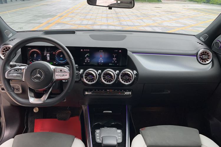 Used Mercedes-Benz EQA 2022 EQA 300 4MATIC Launch Edition Center Console