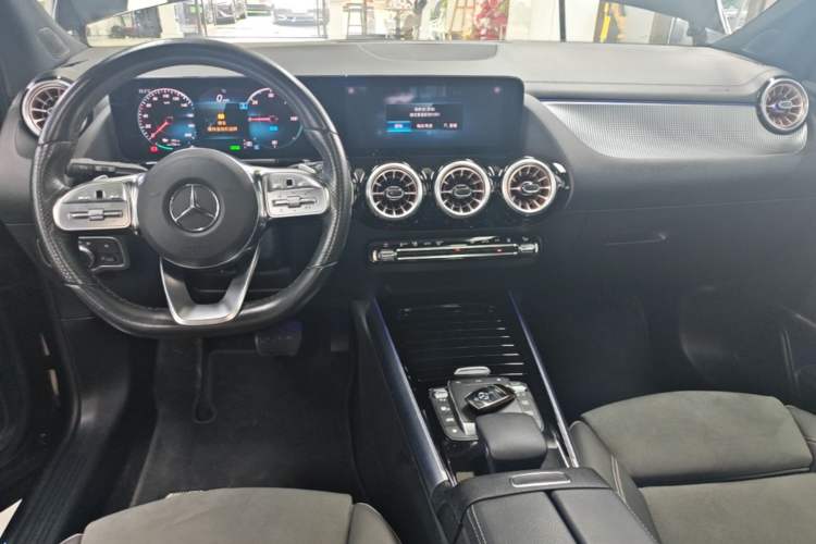 Used Mercedes-Benz EQA 2022 EQA 300 4MATIC Launch Edition Center Console