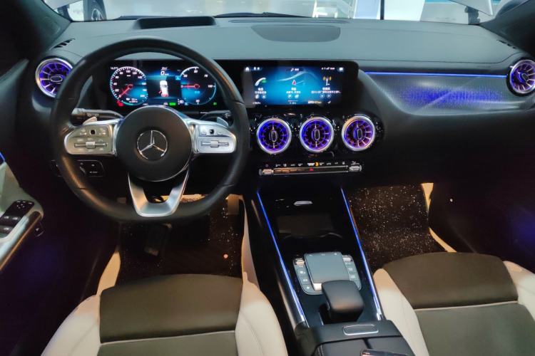 Used Mercedes-Benz EQA 2022 EQA 300 4MATIC Launch Edition Center Console