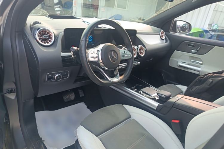 Used Mercedes-Benz EQA 2022 EQA 300 4MATIC Launch Edition Center Console