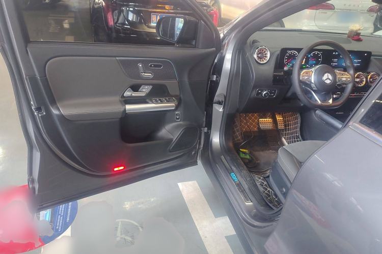 Used Mercedes-Benz EQA 2022 EQA 300 4MATIC Launch Edition Interior 3