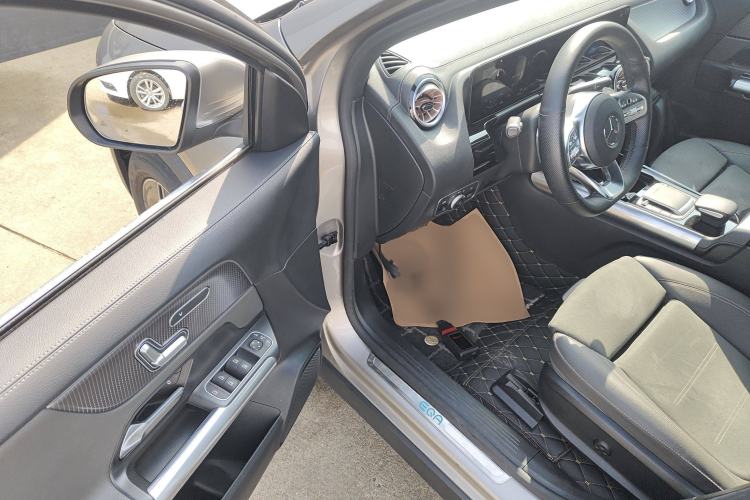 Used Mercedes-Benz EQA 2022 EQA 300 4MATIC Launch Edition Interior 3
