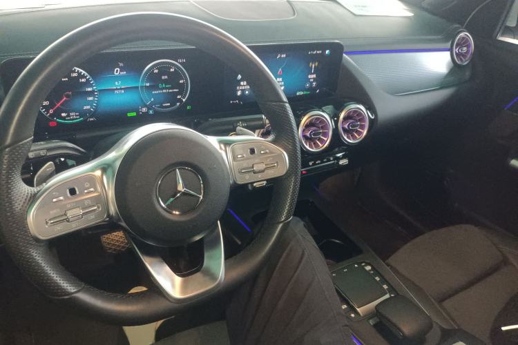 Used Mercedes-Benz EQA 2022 EQA 300 4MATIC Launch Edition Center Console