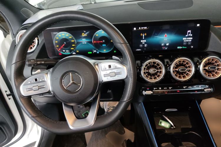 Used Mercedes-Benz EQA 2022 EQA 300 4MATIC Launch Edition Center Console