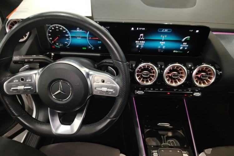 Used Mercedes-Benz EQA 2022 EQA 300 4MATIC Launch Edition Center Console