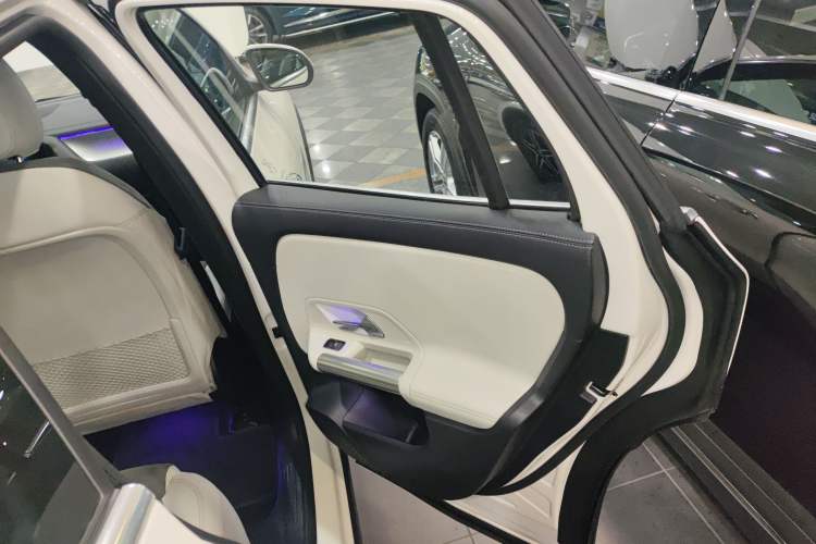 Used Mercedes-Benz EQA 2022 EQA 300 4MATIC Launch Edition Interior 6