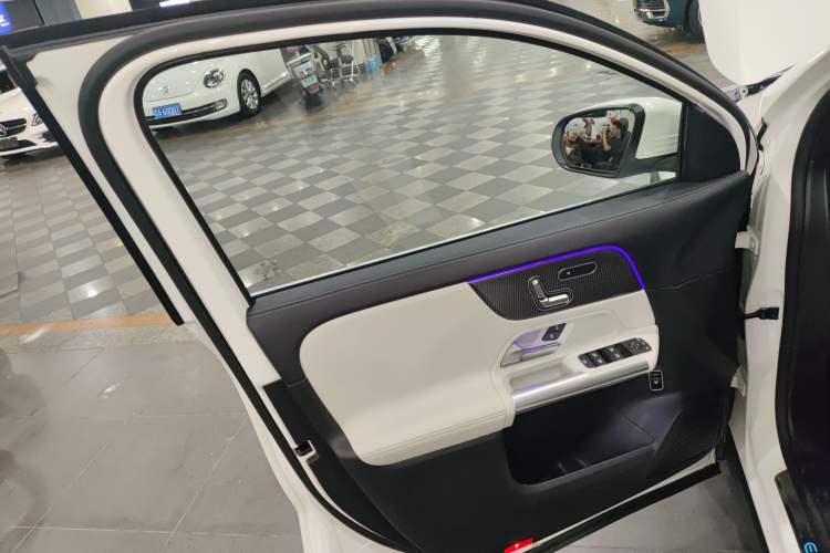 Used Mercedes-Benz EQA 2022 EQA 300 4MATIC Launch Edition Interior 7