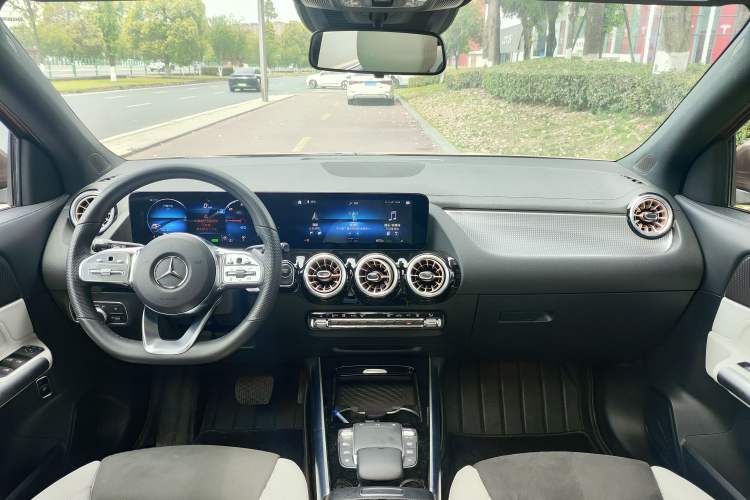 Used Mercedes-Benz EQA 2022 EQA 300 4MATIC Launch Edition Interior 1