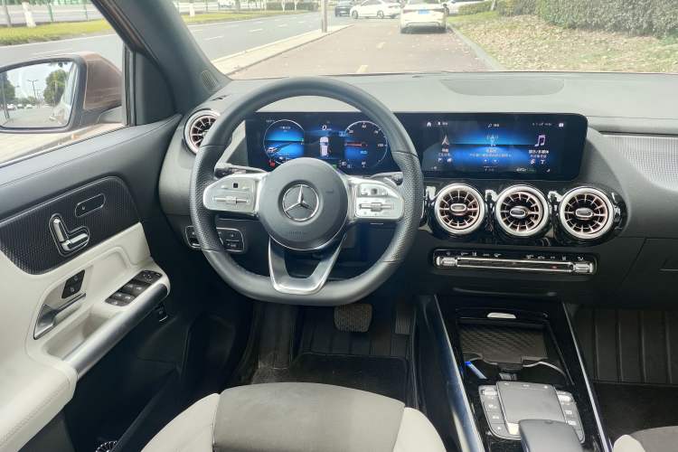 Used Mercedes-Benz EQA 2022 EQA 300 4MATIC Launch Edition Interior 2
