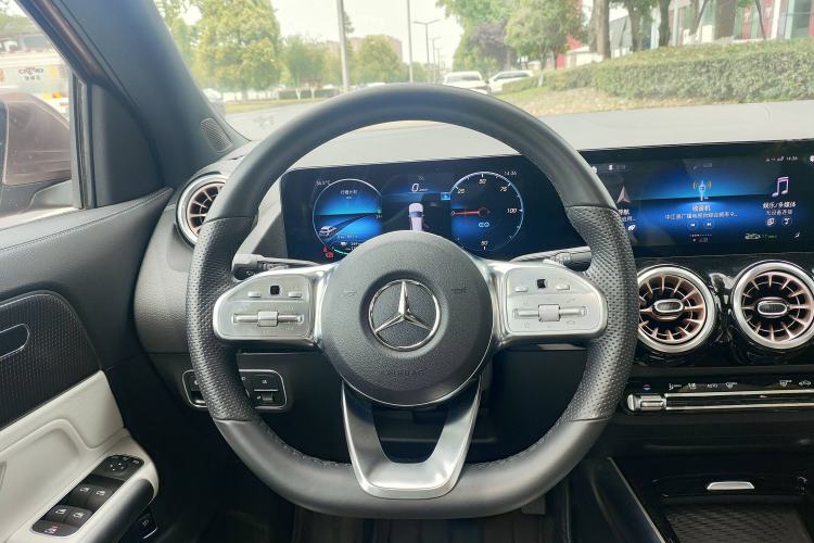 Used Mercedes-Benz EQA 2022 EQA 300 4MATIC Launch Edition Interior 3