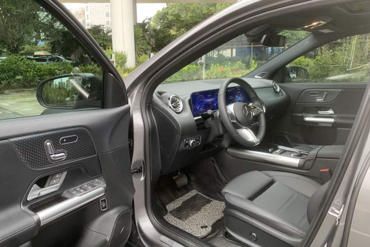 Used Mercedes-Benz EQA 2025 EQA 260 Interior 3