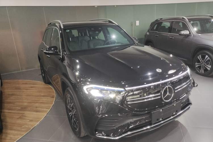 Used Mercedes-Benz EQB 2022 EQB 350 4MATIC Front Right 45 Deg