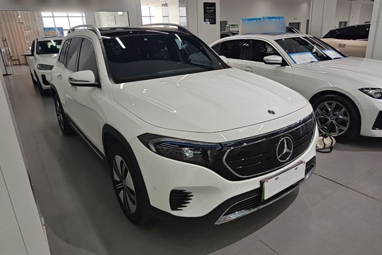 Used Mercedes-Benz EQB 2023 Facelift EQB 260 Front Right 45 Deg