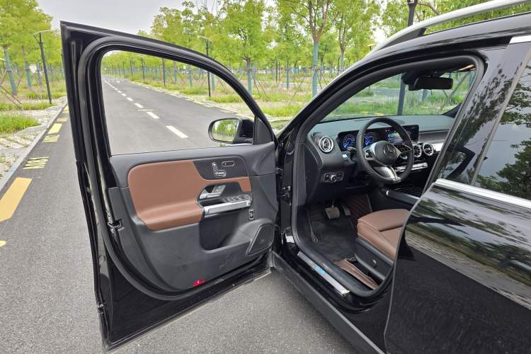 Used Mercedes-Benz EQB 2025 EQB 260 Interior 3