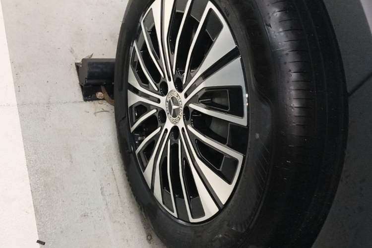 Used Mercedes-Benz EQB 2025 EQB 260 Right Rear Wheel Hub
