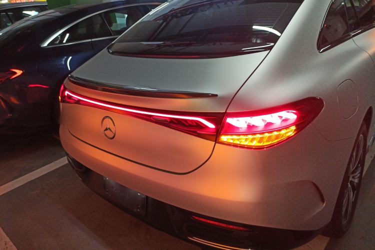 Used Mercedes-Benz EQE 2025 500 4MATIC Luxury Edition Exterior 4