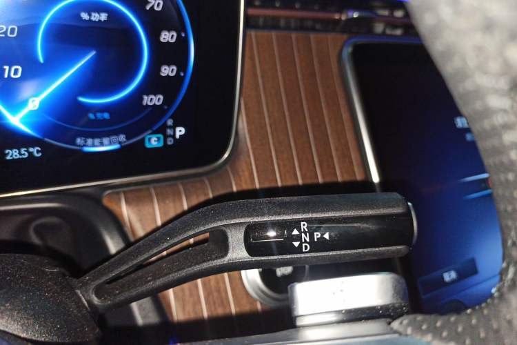 Used Mercedes-Benz EQE 2025 500 4MATIC Luxury Edition Gear Lever