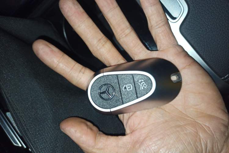 Used Mercedes-Benz EQE 2025 500 4MATIC Luxury Edition Interior 1