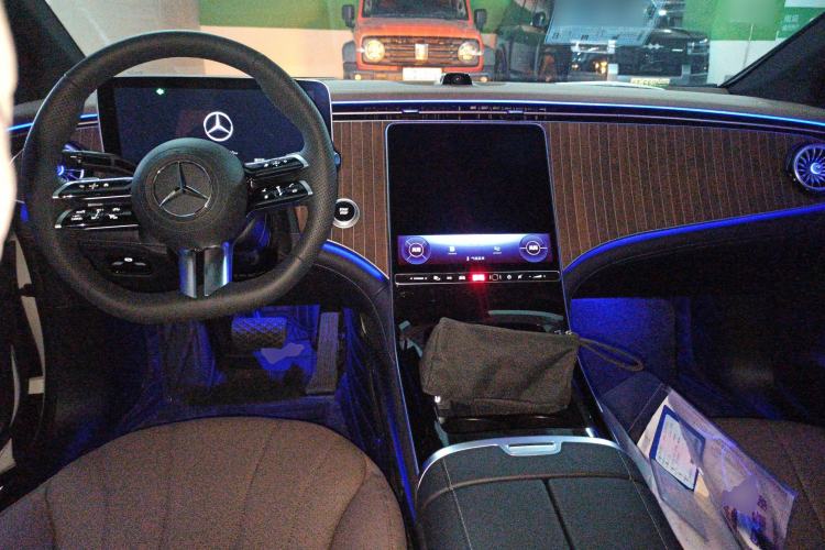 Used Mercedes-Benz EQE 2025 500 4MATIC Luxury Edition Interior 2