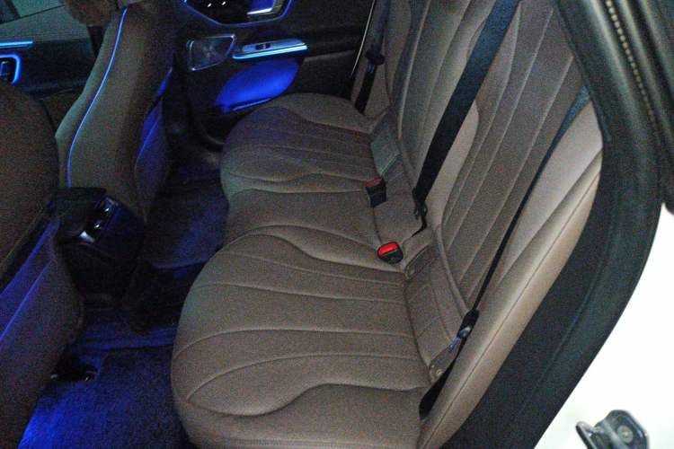 Used Mercedes-Benz EQE 2025 500 4MATIC Luxury Edition Interior 4