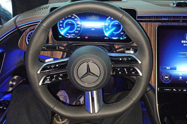 Used Mercedes-Benz EQE 2025 500 4MATIC Luxury Edition Steering Wheel