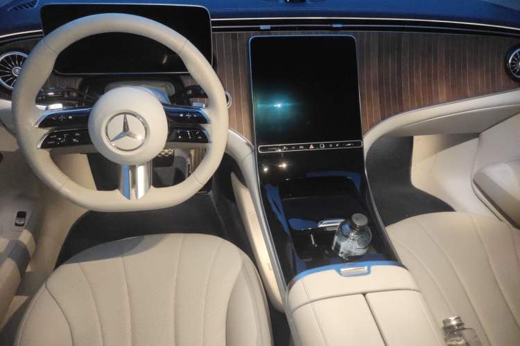 Used Mercedes-Benz EQE 2022 350 Luxury Edition Center Console