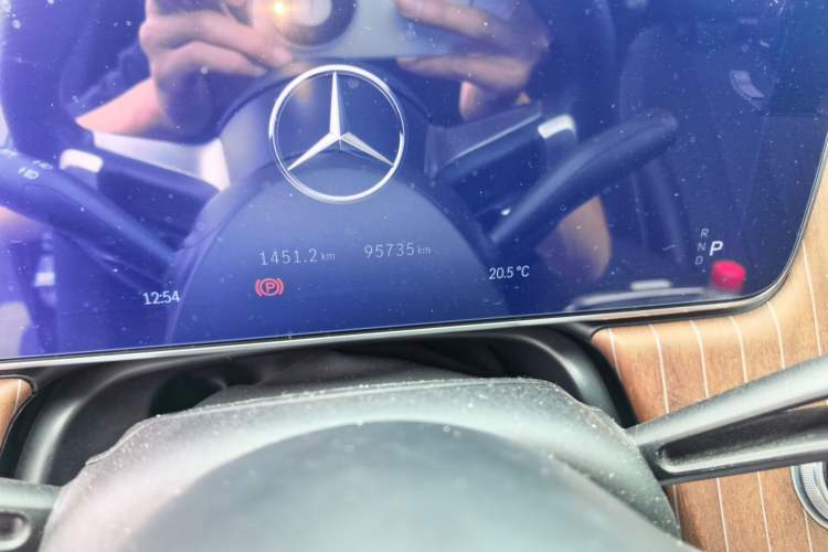 Used Mercedes-Benz EQE 2022 350 Luxury Edition Odometer Close Up