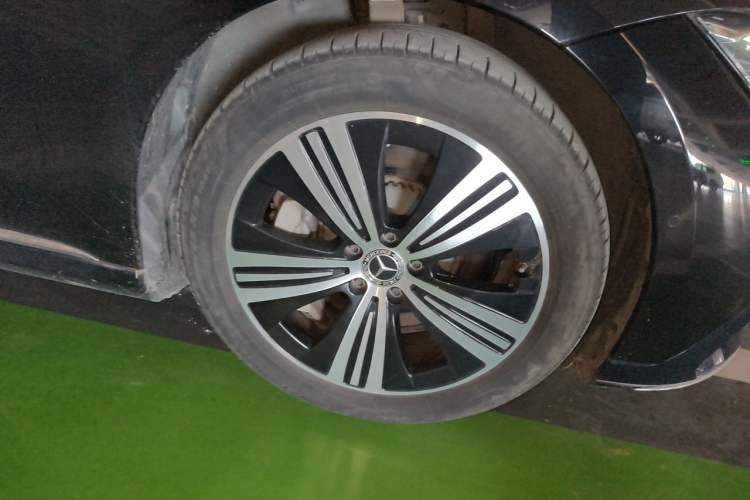 Used Mercedes-Benz EQE 2022 350 Luxury Edition Right Front Wheel Hub