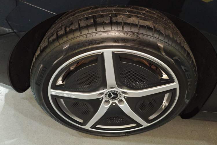 Used Mercedes-Benz EQE 2022 350 First Edition Special Version Right Rear Wheel Hub