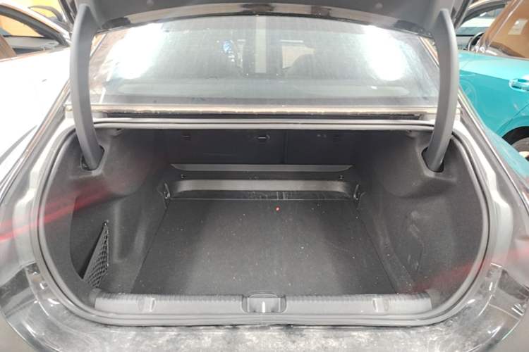 Used Mercedes-Benz EQE 2022 350 Luxury Edition Trunk