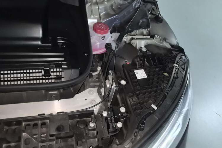 Used Mercedes-Benz EQE 2022 350 Luxury Edition Engine Bay Left