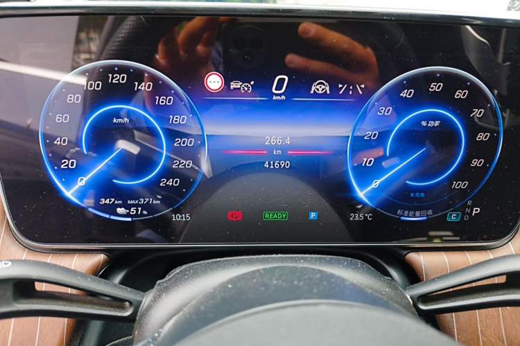 Used Mercedes-Benz EQE 2022 350 Luxury Edition Odometer Close Up