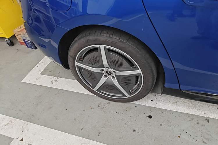 Used Mercedes-Benz EQE 2022 350 First Edition Special Version Right Rear Wheel Hub