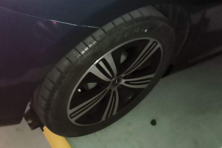 Used Mercedes-Benz EQE 2022 350 Luxury Edition Right Rear Wheel Hub