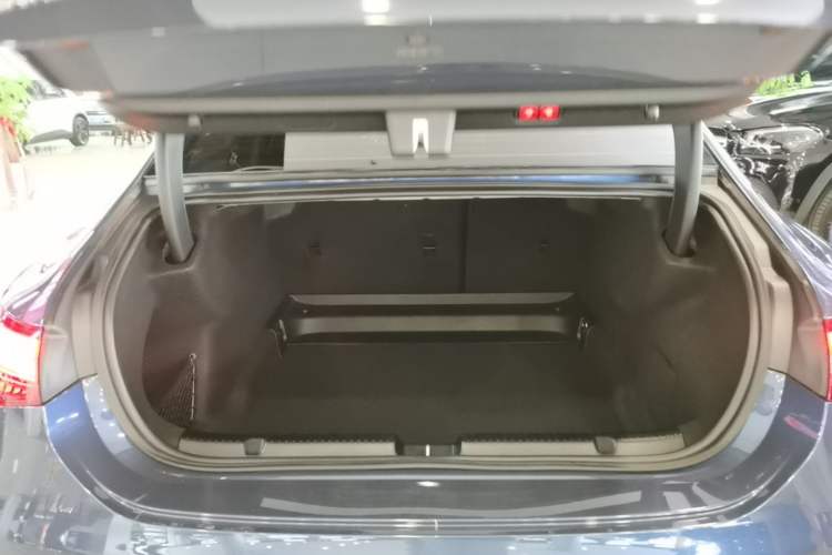 Used Mercedes-Benz EQE 2022 350 Luxury Edition Trunk