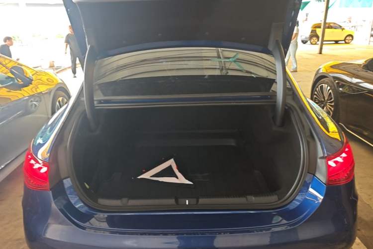 Used Mercedes-Benz EQE 2022 350 Luxury Edition Trunk