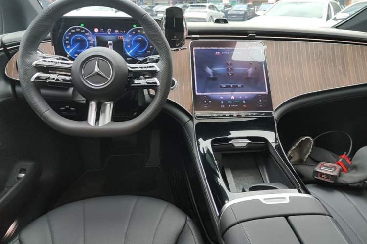 Used Mercedes-Benz EQE 2022 350 Luxury Edition Center Console