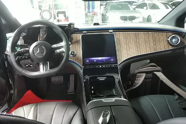 Used Mercedes-Benz EQE 2022 350 Luxury Edition Center Console