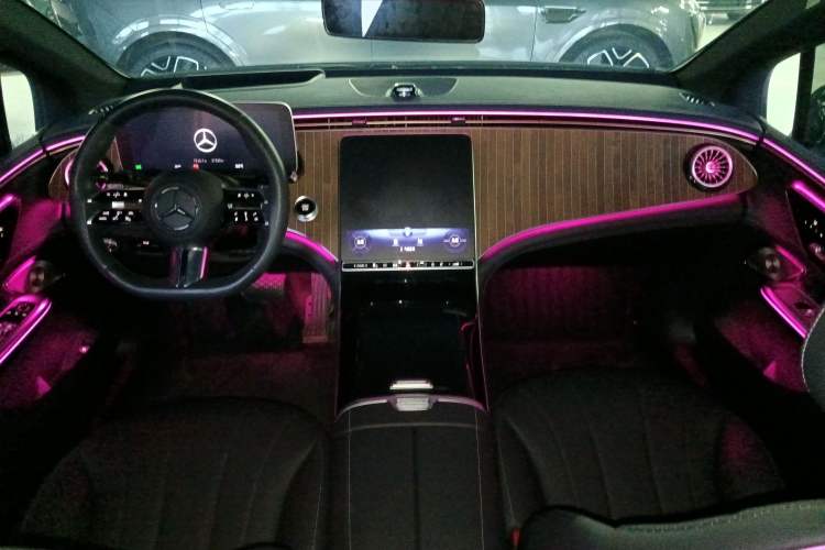 Used Mercedes-Benz EQE 2022 350 Luxury Edition Center Console