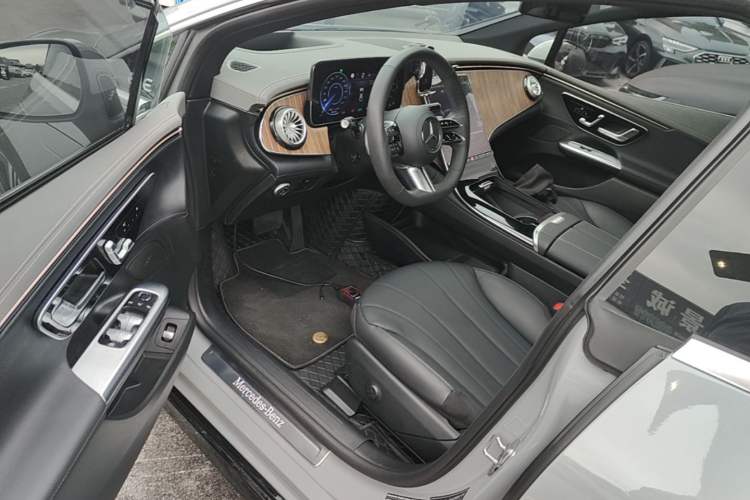 Used Mercedes-Benz EQE 2022 350 Luxury Edition Driver Seat