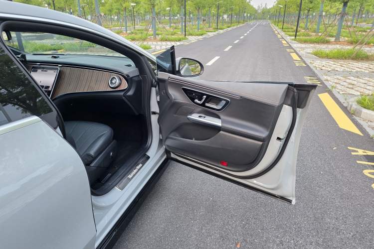 Used Mercedes-Benz EQE 2022 350 Luxury Edition Interior 7
