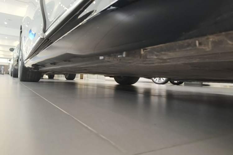Used Mercedes-Benz EQE 2022 350 Luxury Edition Left Side Sill