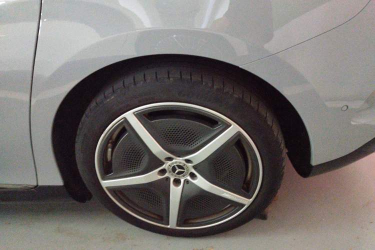 Used Mercedes-Benz EQE 2022 350 First Edition Special Version Right Rear Wheel Hub