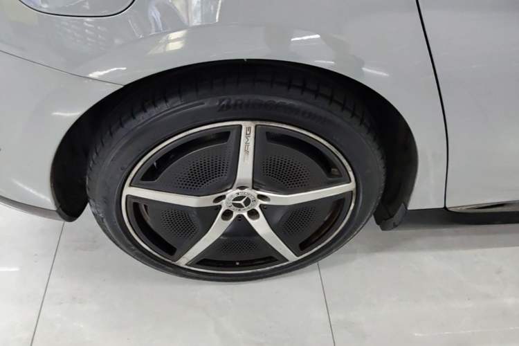Used Mercedes-Benz EQE 2022 350 First Edition Special Version Right Rear Wheel Hub