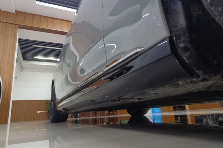 Used Mercedes-Benz EQE 2022 350 Pioneer Edition Right Side Sill