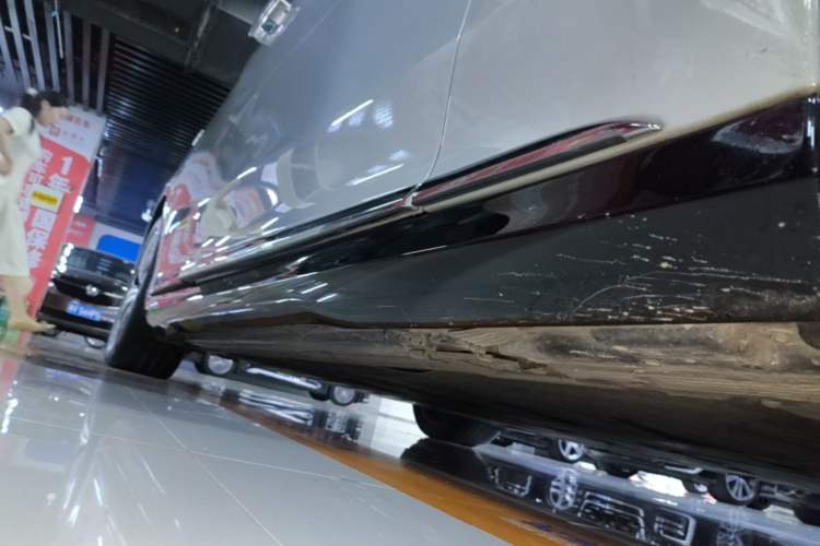 Used Mercedes-Benz EQE 2022 350 Luxury Edition Right Side Sill