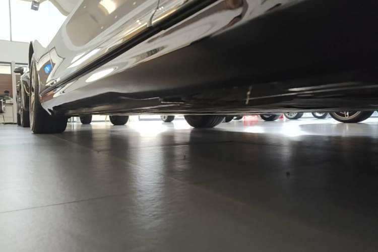 Used Mercedes-Benz EQE 2022 350 Luxury Edition Right Side Sill