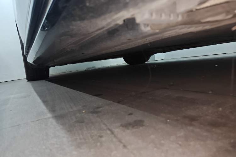 Used Mercedes-Benz EQE 2022 350 Luxury Edition Right Side Sill